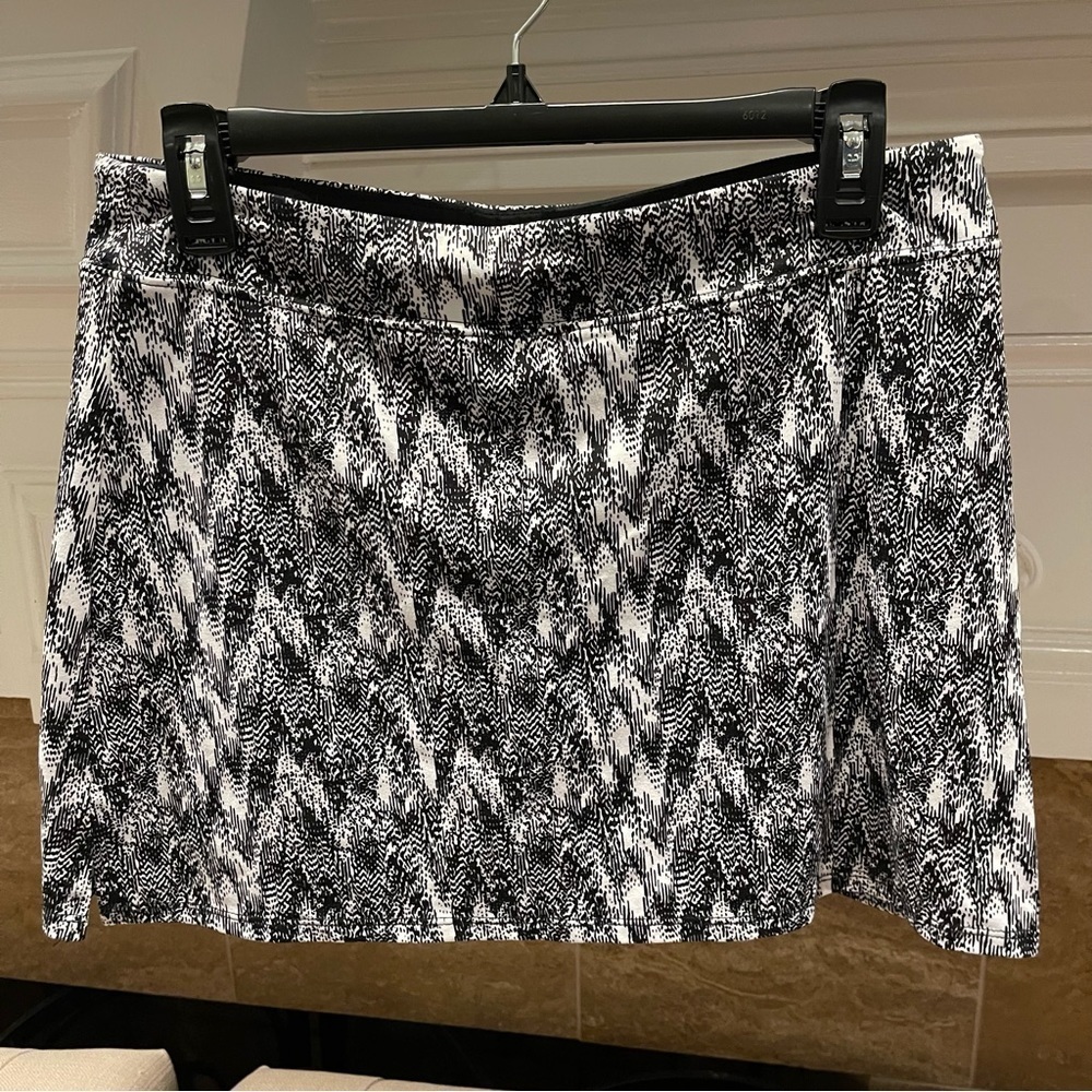 K: Tranquility by Colorado Women’s Black/White Print Stretch Skort Sz M